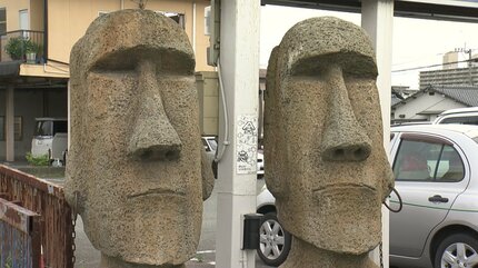 巨大なモアイ像と「クセつよ」店内POPの謎 「街なかのハテナ」を