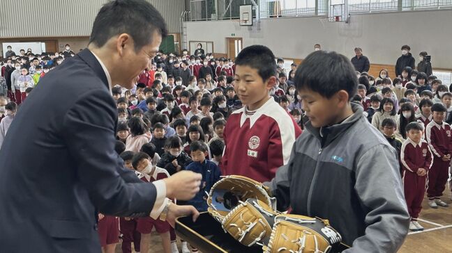 「大谷翔平グローブ」終業式間に合った…さっそく島根で児童がキャッチボール　「大谷サンタ」からクリスマスプレゼント|TBS NEWS DIG