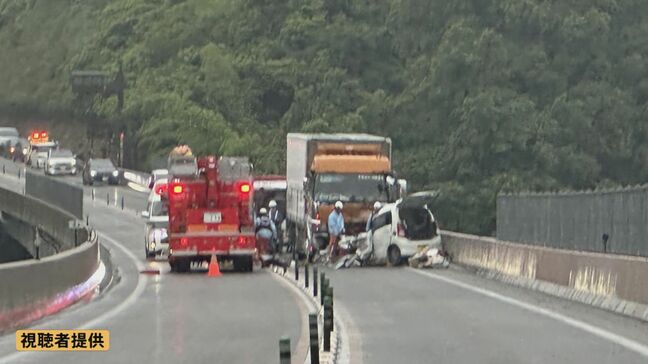 中国横断自動車道尾道松江線で軽乗用車が大型トラックと正面衝突|TBS NEWS DIG