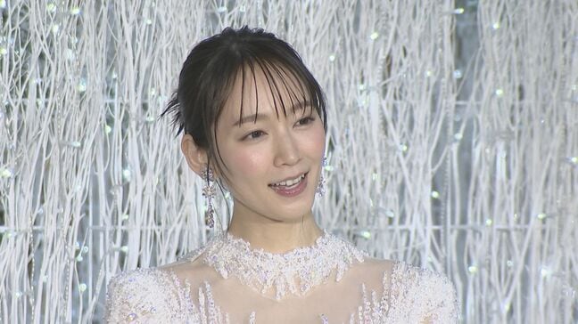 【吉岡里帆】とっておきのXmasおすすめスポット明かす「空いている良さがあって…」 純白ドレスで点灯式 観客からは感嘆のため息|TBS NEWS DIG
