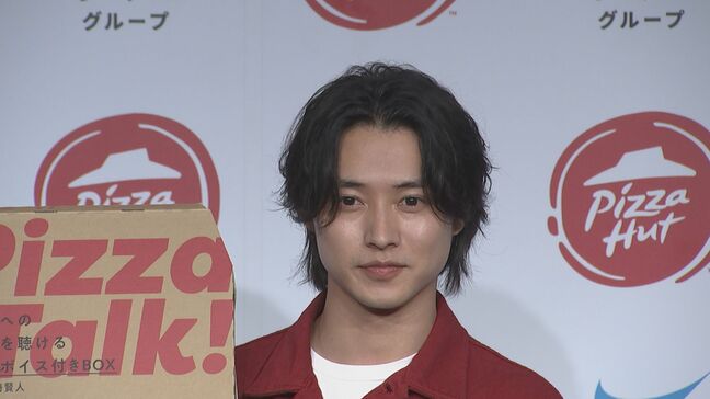 【 山﨑賢人 】 肉肉しい2種のピザを堪能 「黒豚のジューシーさがすごい美味しいなぁ...」 “ 最強の味 ” 噛み締める|TBS NEWS DIG