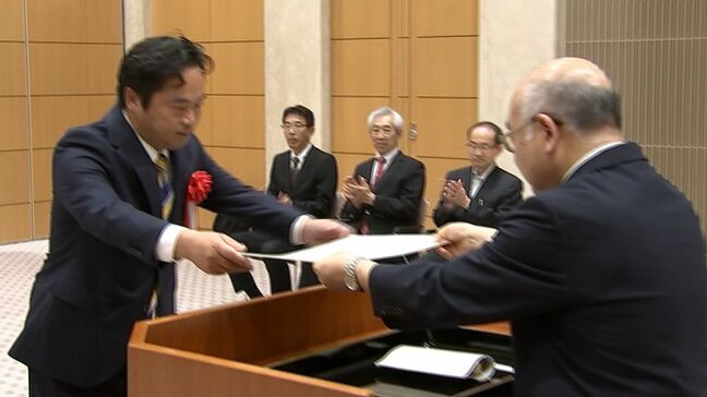 参議院議員選挙　香川選挙区で初当選した原田秀一氏に当選証書「重みを受け止め、政治家としてしっかりと仕事を」【香川】|TBS NEWS DIG