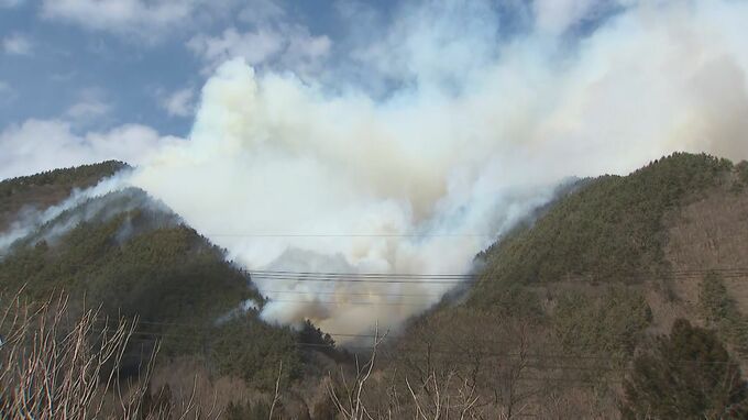 【速報】長野県上田市で山林火災…消火作業続く　高齢の男性１人がけがとの情報　枯草を焼いていた火が燃え広がったか【現場の画像掲載】　|　SBC NEWS | 長野のニュース | SBC信越放送