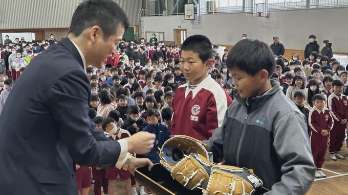 「大谷翔平グローブ」終業式間に合った…さっそく島根で児童がキャッチボール　「大谷サンタ」からクリスマスプレゼント|TBS NEWS DIG