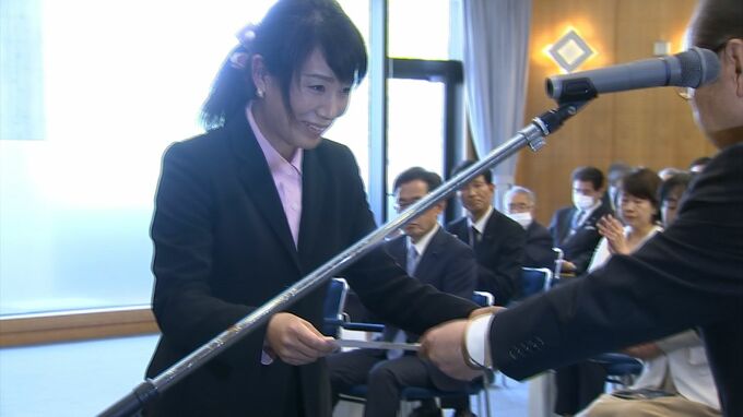 岡山県議会議員選挙で当選した55人に当選証書　女性は前回より4人多い12人が当選し過去最多|TBS NEWS DIG
