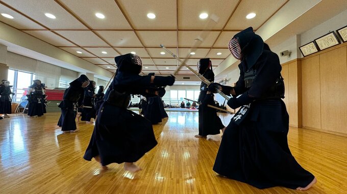 「剣道続けて試合に勝ちたい」小学生剣士15人が竹刀をふる　埼玉県警・西入間署で4年ぶりの少年剣道稽古|TBS NEWS DIG
