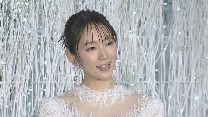 【吉岡里帆】とっておきのＸmasおすすめスポット明かす「空いている良さがあって…」　純白ドレスで点灯式　観客からは感嘆のため息|TBS NEWS DIG