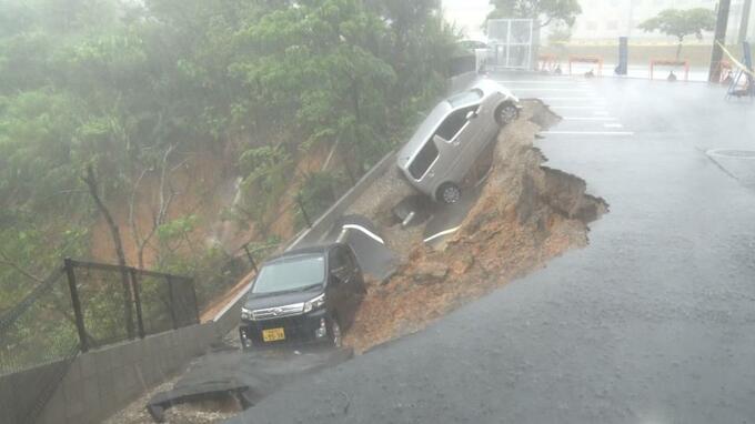 土砂崩れで駐車場が崩落　12日朝にかけて本島地方で大雨　午後も警戒を　|　沖縄のニュース｜RBC 琉球放送