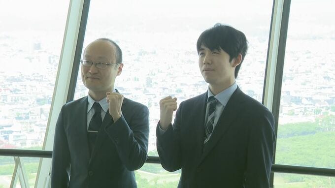藤井聡太七冠(21)今度は函館へ 五稜郭タワーで笑顔 22歳の誕生日を前に“王位戦第2局”に挑む 北海道での対局は7戦全勝中|TBS NEWS DIG