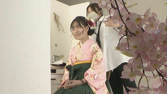 今ドキ小学生の｢卒業式｣事情　袴の着付けにヘアセット…髪には金箔も！  フォトスタジオは早朝から大忙し　|TBS NEWS DIG