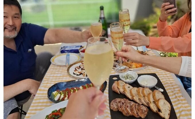 【 貴乃花光司 】　豪華料理で乾杯　「GW皆様いかがお過ごしでしょうか」　愛犬を抱っこする姿も公開|TBS NEWS DIG