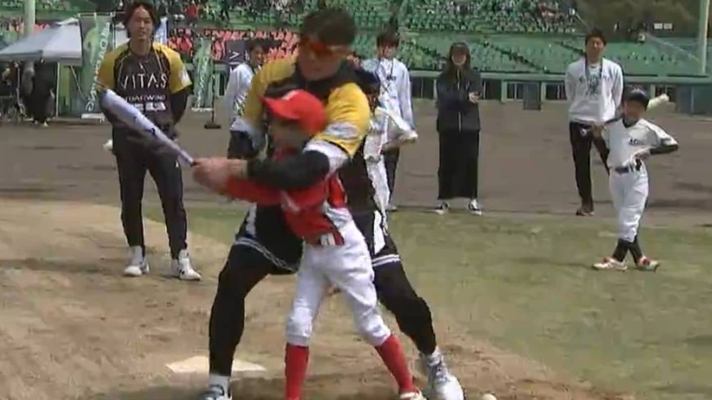 元プロ野球選手の糸井嘉男さん 上田剛史さんらが小学生200人を指導する