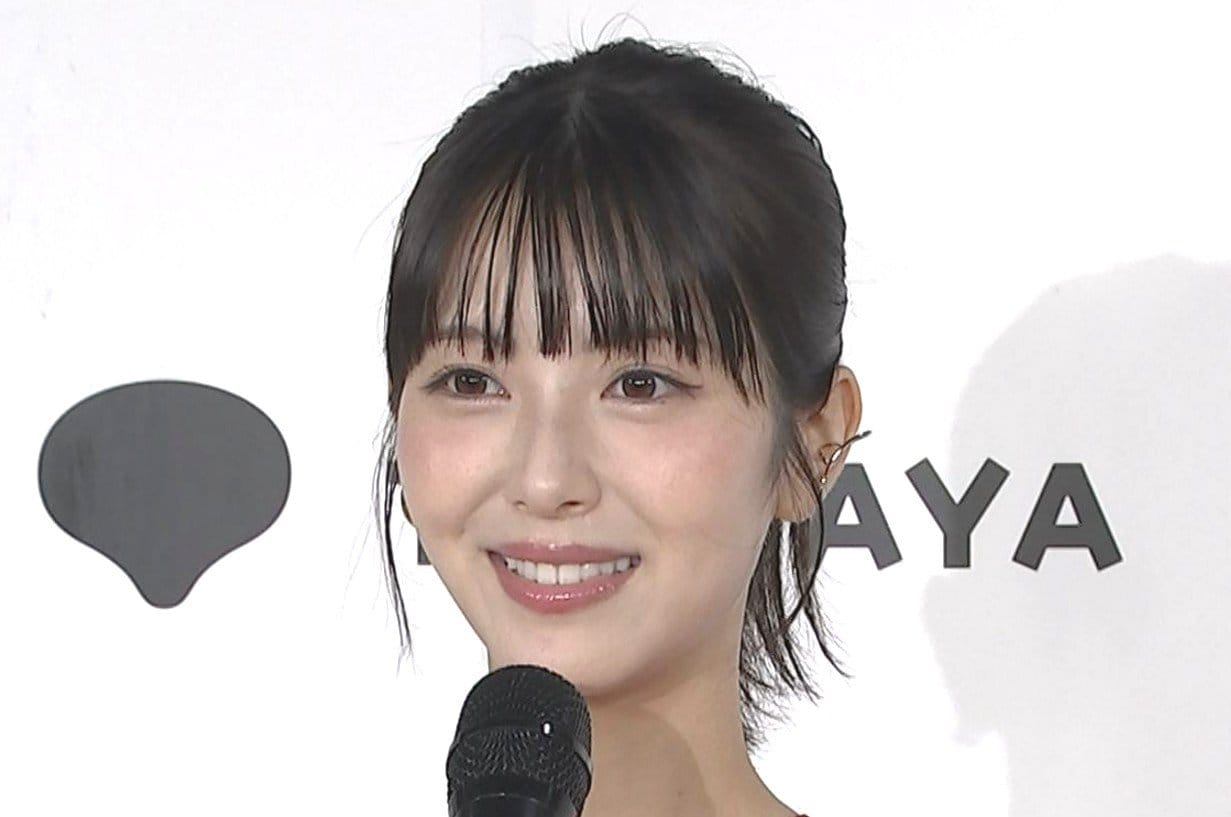 浜辺美波 】 5年間で美意識アップデート 「飛行機の中でたくさんパック