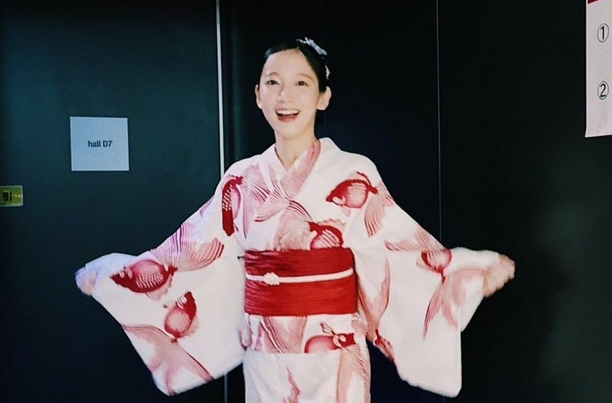 鉛筆画吉岡里帆さん浴衣B4最終価格 吉岡里帆 】 浴衣姿でスマイル 「暑過ぎますね、、体調崩されてない