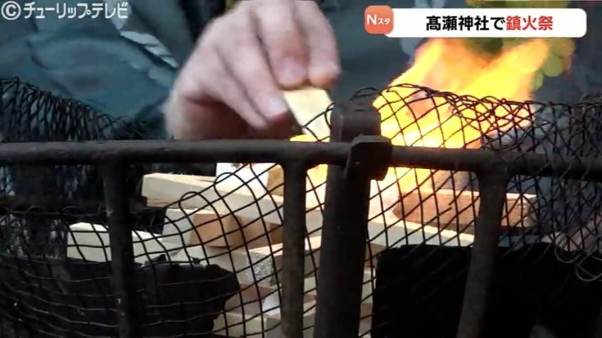 雪降る境内に燃える火柱…「四種の鎮物」で火を鎮める神事 富山・髙瀬神社 | TBS NEWS DIG
