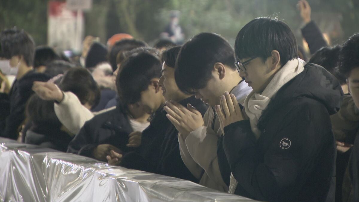 「３、２、１、ハッピーニューイヤー！」年越しの瞬間は熱田神宮も伊勢神宮も賑わう　さい銭投げ入れみんなで参拝