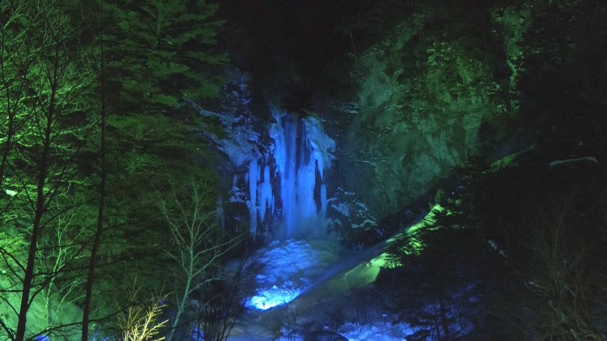 ｢日本の滝百選｣ 高さ64メートルの平湯大滝が氷結し幻想的にライトアップ 2月25日までのまつり期間中は毎日花火の打ち上げも 岐阜・高山市