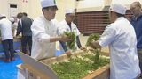 蒸した新茶の葉を広げて力強く…機械化の時代に昔ながらの「手もみ」技術競う　有数のお茶産地で　|　福岡のニュース｜RKB NEWS｜RKB毎日放送