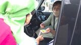 幼稚園児56人が手作りのお守りを手渡す ドライバーに安全運転を呼びかけ 大分|TBS NEWS DIG