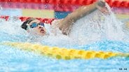 17歳・小島夢貴が男子200m背泳ぎで金メダル ! 自己ベスト1分55秒38「優勝できてうれしいです」【競泳・パンパシフィック選手権】|TBS NEWS DIG