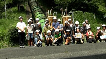 水力発電所で見学会 夏休み中の子どもたちが発電の仕組みやクリーン