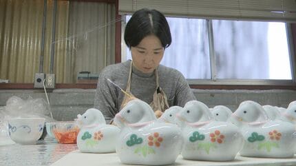 白磁の縁起物” 天草陶石で干支の置物作り 『午』に職人が手書きで絵