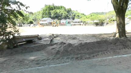 泥が堆積したままの児童クラブ…集中豪雨で小学校に土砂流入