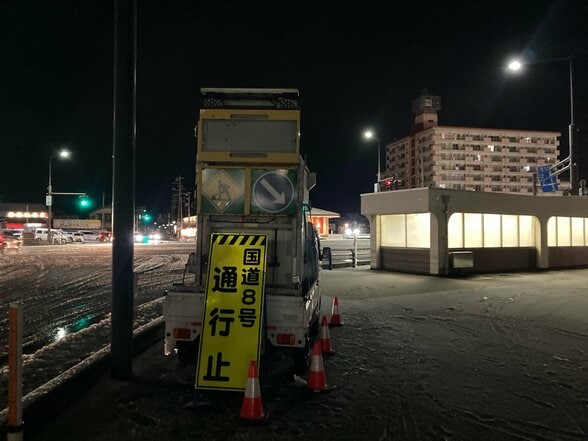 【大雪情報】国道8号・朝日町～高岡市の約65キロ　11日午後5時から通行止め　並行する北陸道も通行止め　車両の立ち往生防止のため　富山　|　富山のニュース｜天気・防災｜チューリップテレビ