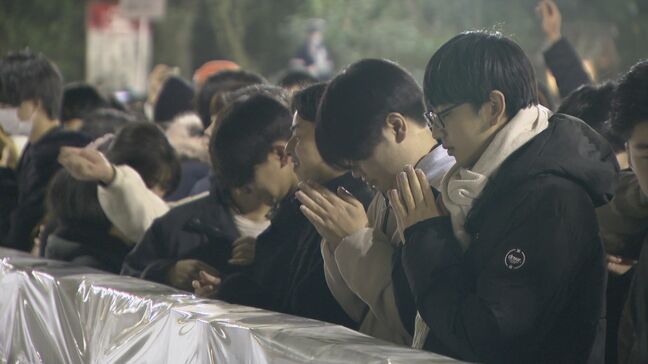 「３、２、１、ハッピーニューイヤー！」年越しの瞬間は熱田神宮も伊勢神宮も賑わう　さい銭投げ入れみんなで参拝|TBS NEWS DIG