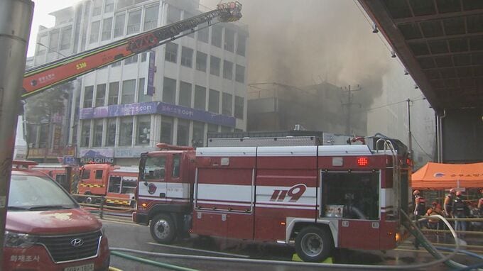 「ガスのようなものが爆発している」韓国・ソウル中心部の商店街で火災　急速に燃え広がり、広範囲で煙充満|TBS NEWS DIG
