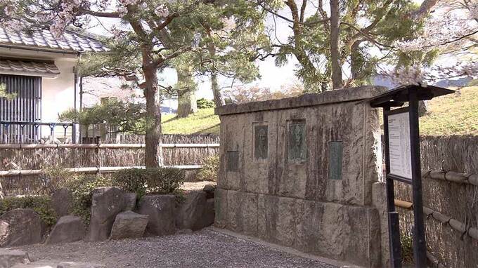 市川量造、小林有也のレリーフ