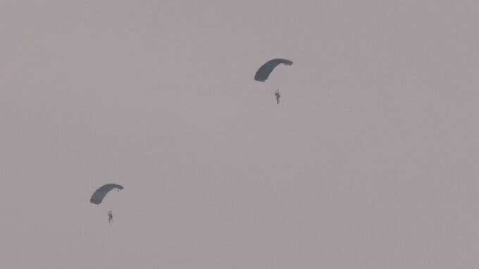 米軍がまたパラシュート降下訓練を強行　“例外”の嘉手納基地ですでに今年８回目　|　沖縄のニュース｜RBC 琉球放送