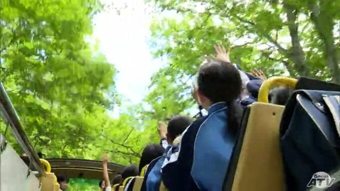「地元の誇り・宝物だな」中学生たちが「オープンバス」で奥入瀬渓流の自然に触れる　地元の魅力を再発見　青森県|TBS NEWS DIG