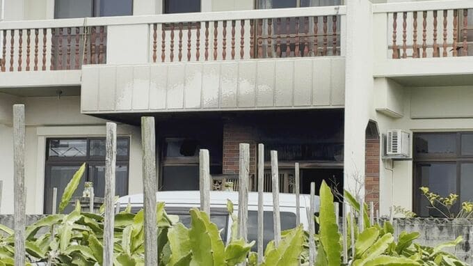 住宅の玄関付近で火災　1人が遺体で見つかる　住人の80代男性と連絡つかず|TBS NEWS DIG