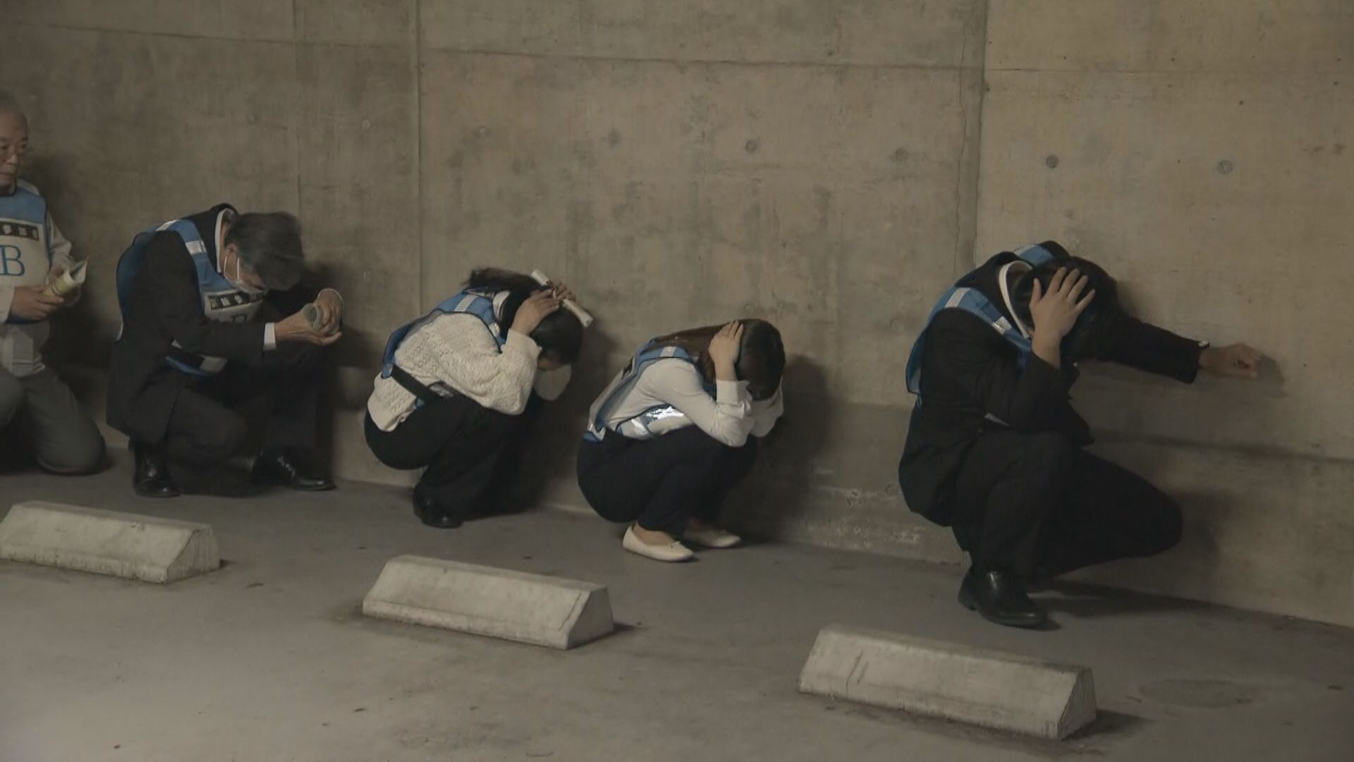 外国からの弾道ミサイル発射に備えて住民避難訓練 窓から離れ地下へ避難する行動手順を確認