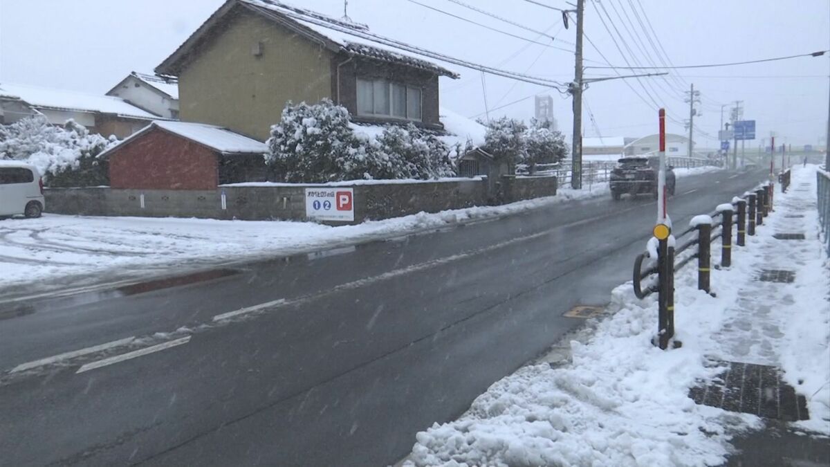 雪かきをしようと…自宅前の県道で車にはねられ高齢男性が死亡 早朝で