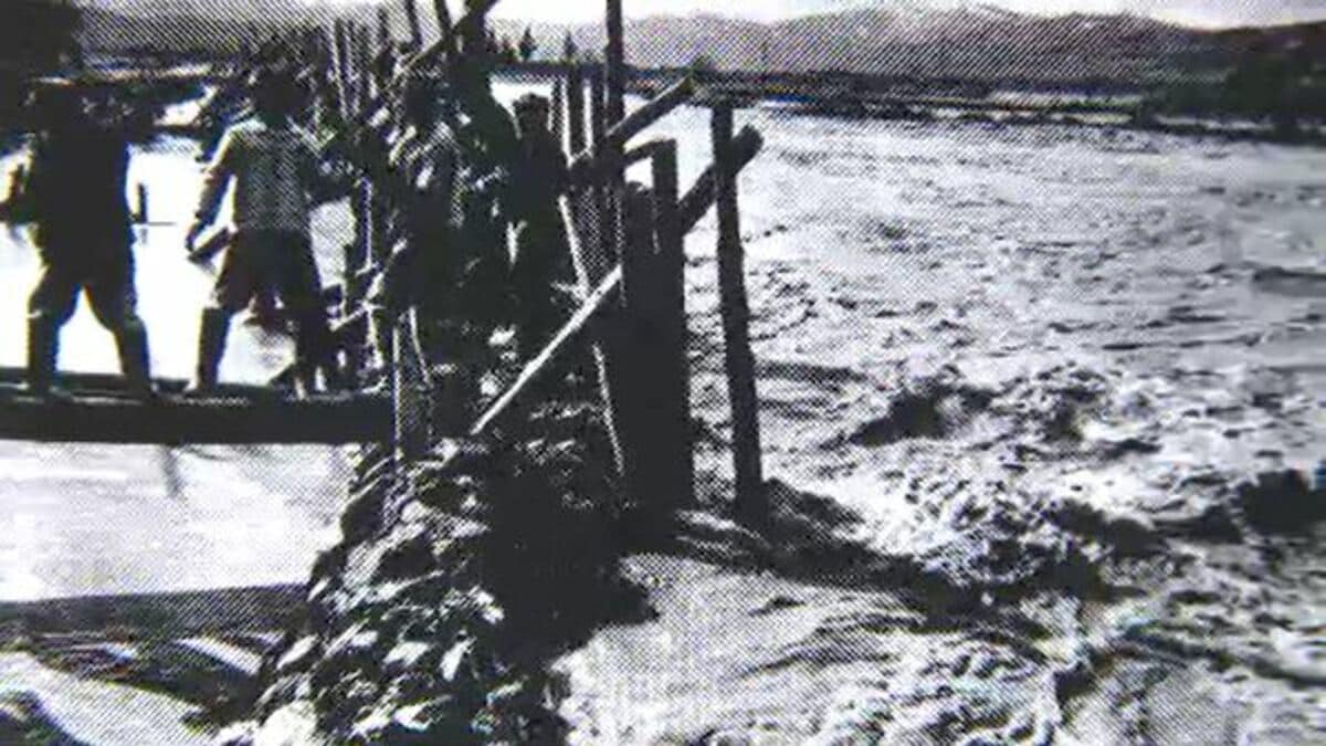 旧長野市の半分が水の中に 受刑者の力を借りた復旧作業も 2,000