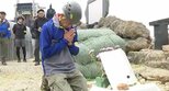 「帰ってこいと言っても息子は帰ってこない…」【死者58人・御嶽山噴火災害】被災者遺族が慰霊登山…気象庁職員も初めて同行、ともに祈りを捧げる「御嶽山で、死者はいらないです…」|TBS NEWS DIG