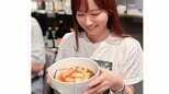 【 皆藤愛子 】 ロケの合間に“冷やし桃ラーメン”を満喫 「最高だった」とチャーシューと桃の意外な組み合わせに絶賛の表情|TBS NEWS DIG