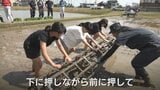 伝統的な田植え体験　小学5年生が昔ながらの道具「ころがし」で泥だらけ　秋の収穫から販売までを学ぶ総合学習　富山　|　富山のニュース｜天気・防災｜チューリップテレビ