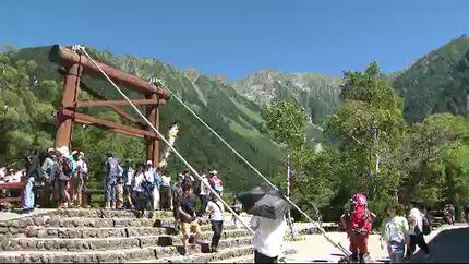 穂高連峰が青空にくっきり 山の日 山岳観光の聖地上高地に大勢の観光客