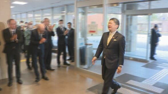 【金沢市長選挙】圧勝で再選の村山卓さん 一夜明け喜びの登庁 「次の4年間もしっかり担う」村山さん決意新た　|　石川県のニュース｜MRO北陸放送