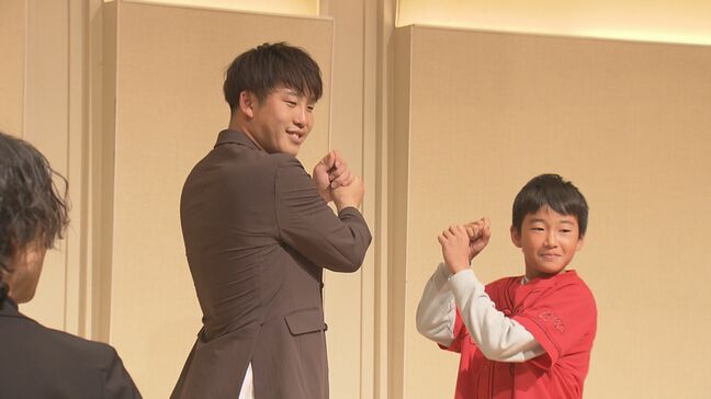 生スイングに子どもたち感激　あこがれの侍ジャパン･小園海斗トークショー　広島カープ|TBS NEWS DIG