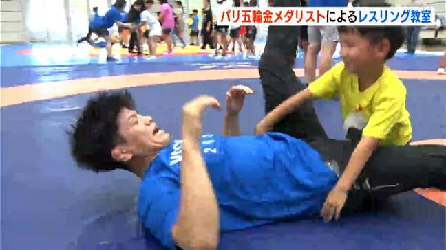 パリ五輪レスリング金メダリストの櫻井つぐみさん＆清岡幸大郎さん２人に習う！レスリング体験教室【高知】|TBS NEWS DIG