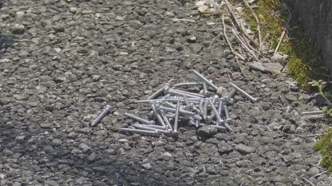 国道上に大量のネジ散乱、その数50本以上…何が起きた？　道路上の落下物など見つけた場合、どうしたら良い？　鳥取県米子市|TBS NEWS DIG