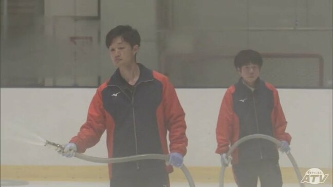「新井田の氷はいいなと思ってもらえるように」屋内スケートリンクで氷を張る作業進む 今シーズンの営業開始に向けて 24時間態勢で 青森県八戸市|TBS NEWS DIG