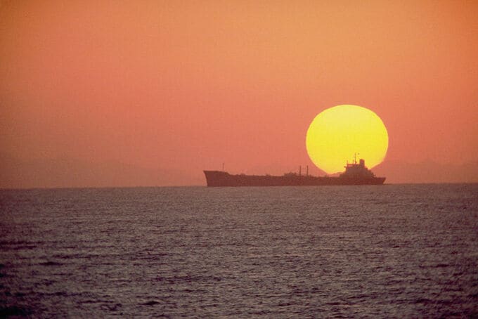 大型原油タンカー3隻、ホルムズ海峡を通航のもよう－輸送再開の兆し