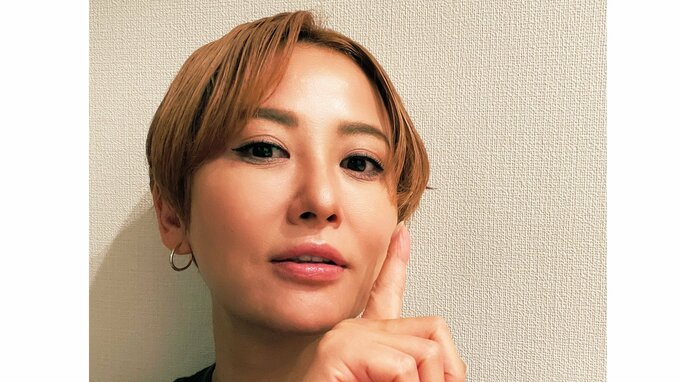鈴木砂羽さん（51）　金髪ベリーショートの姿を公開　「前髪伸ばしちゅう」|TBS NEWS DIG