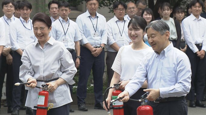 天皇ご一家　防災訓練でホースを手に放水体験　陛下の“お手本”後に皇后さま愛子さまも続き　9月1日「防災の日」|TBS NEWS DIG