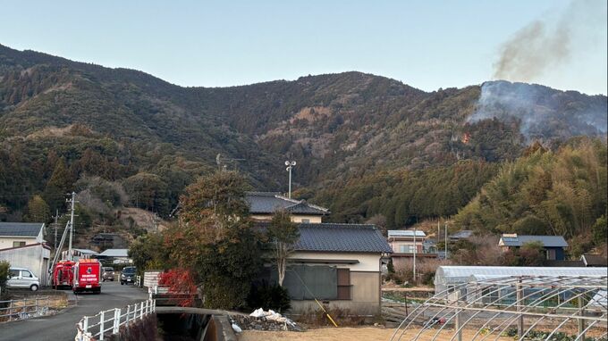 【山火事】高知・土佐市の山林から出火、延焼中⋯午後5時半時点で1haが焼ける ヘリによる消火活動中、土佐市は災害対策本部立ち上げ対応　|　高知のニュース・天気｜KUTV NEWS | KUTVテレビ高知